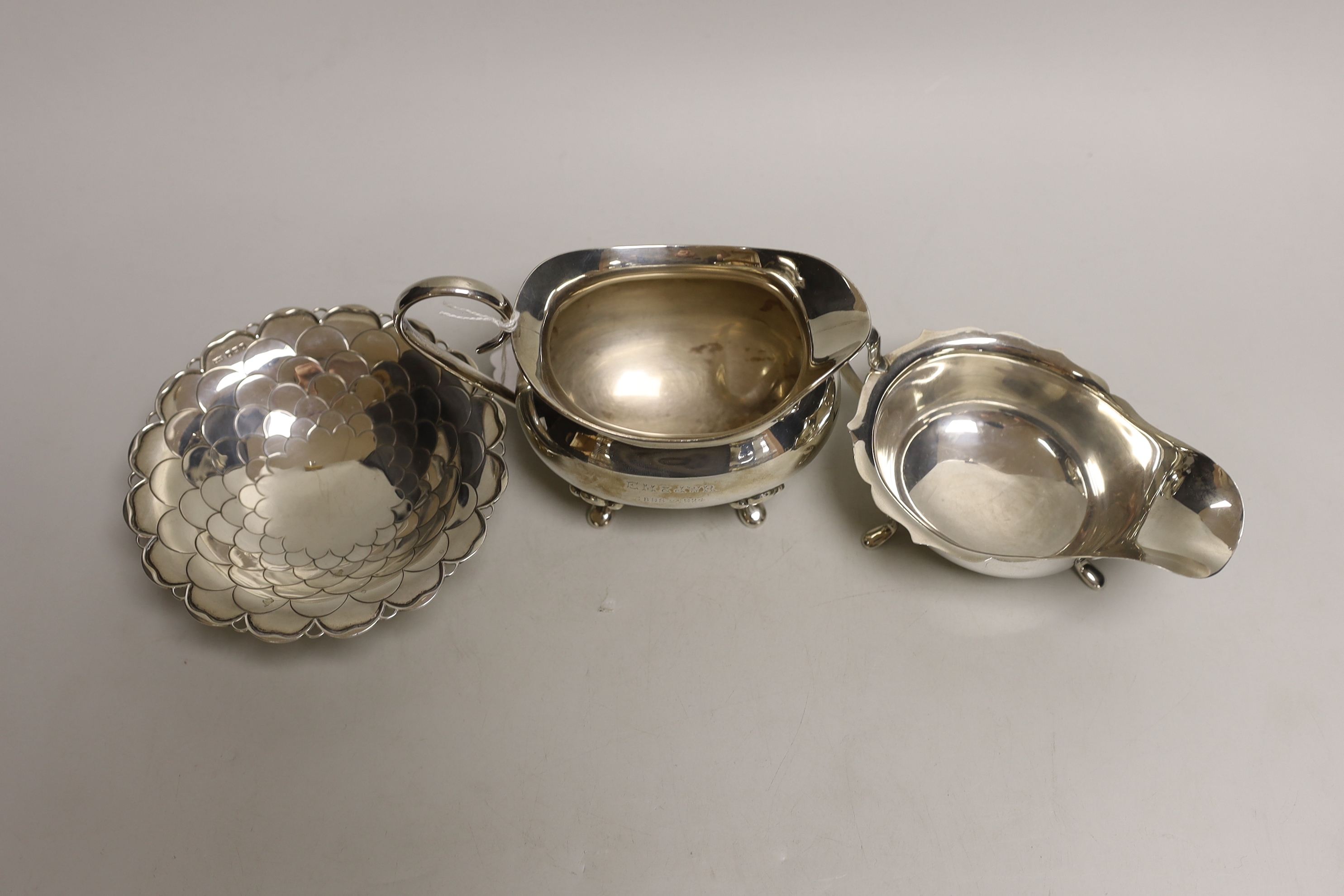A George V silver cream jug, a George V silver sauceboat and a George V silver circular scale work bon bon bowl, 12.8oz.
